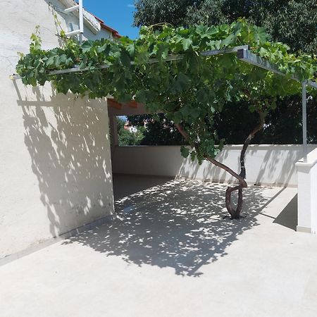 Holiday Home Dora Sutivan Exterior photo